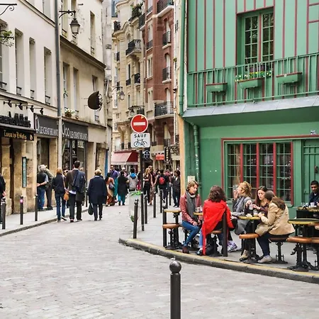 Clara - Modern Loft Sorbonne Notre-dame Historic Bed & Breakfast 3*